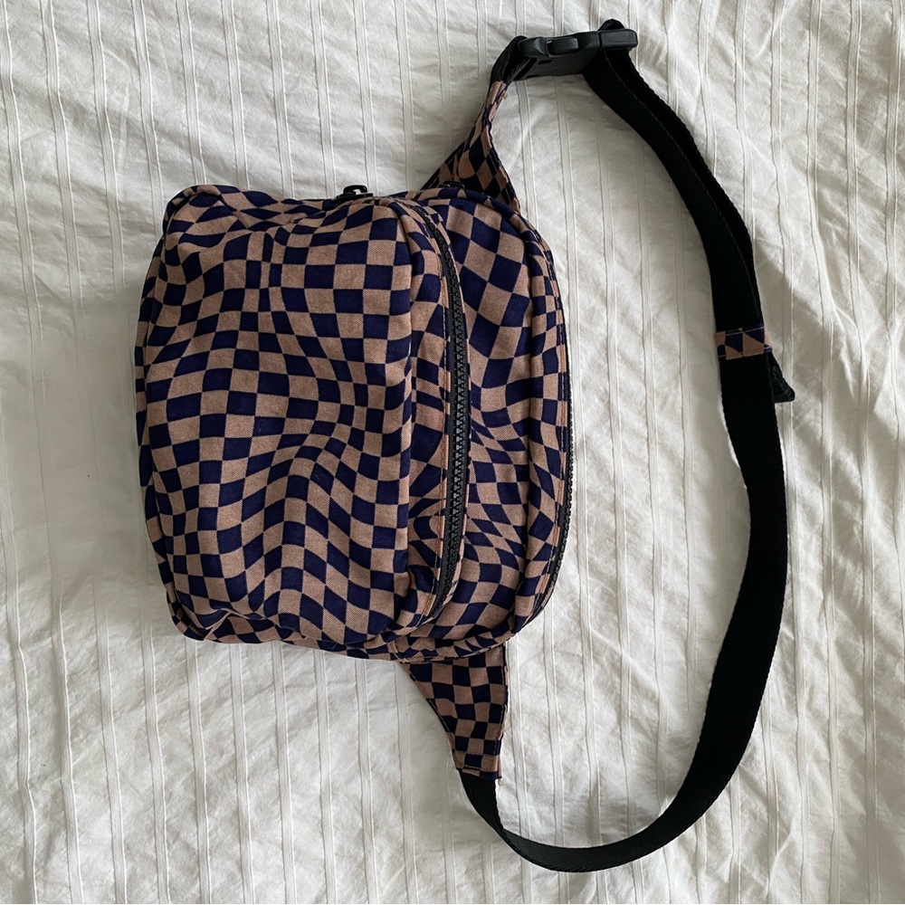BAGGU trippy checker fanny pack